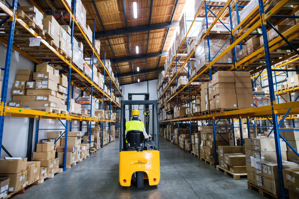 Entrepôt logistique avec quais et circulation de poids lourds