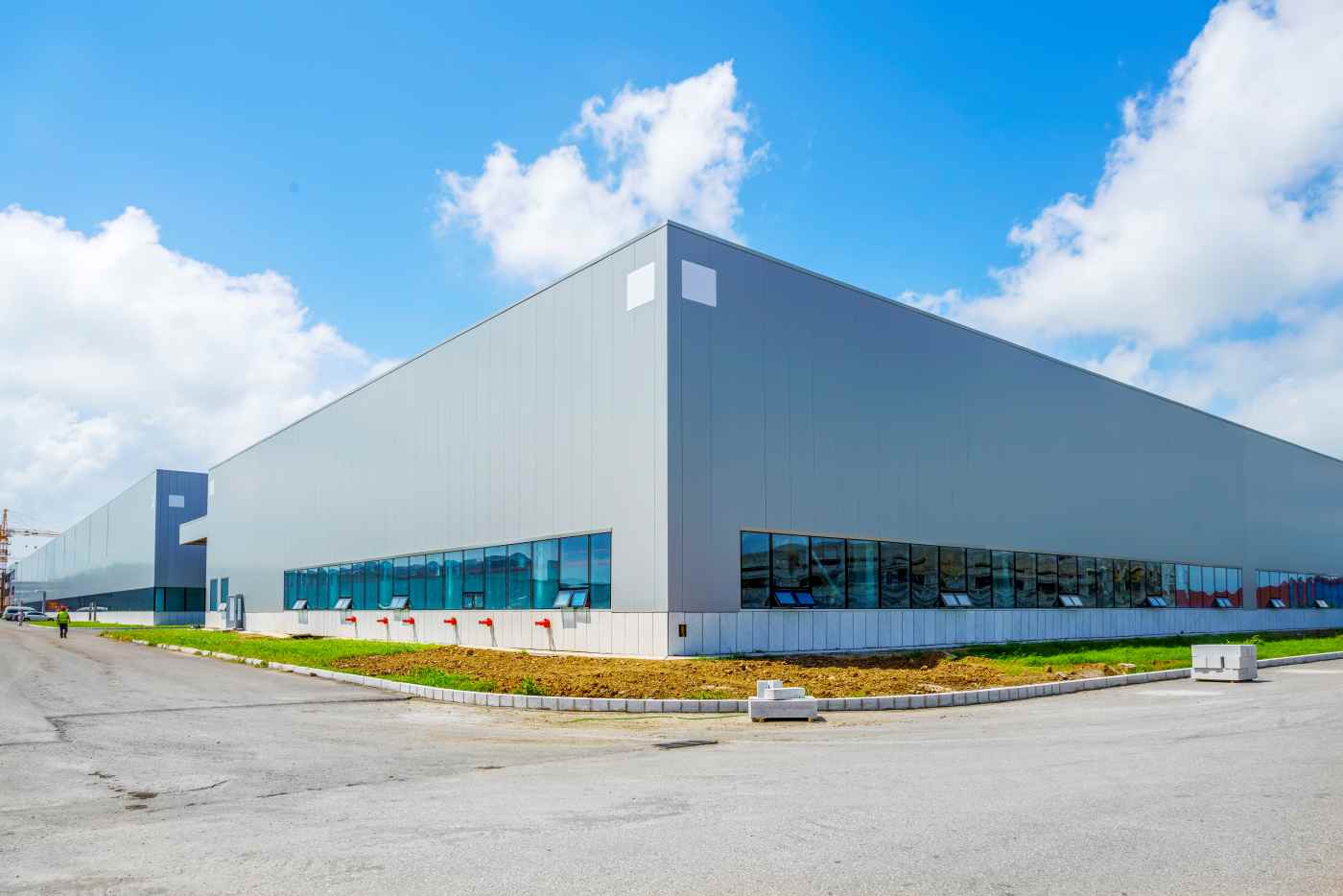 Bâtiment industriel de stockage, illustrant les installations de première transformation du bois