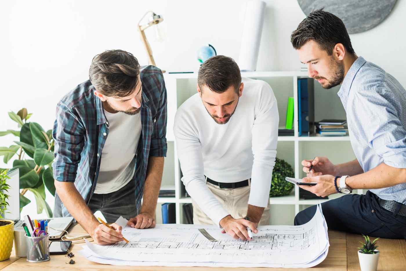 Équipe technique au travail sur un site industriel