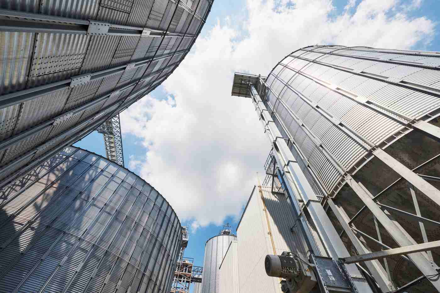 Vue en contre-plongée d'une structure industrielle, illustrant les installations de stockage et de manutention du bois